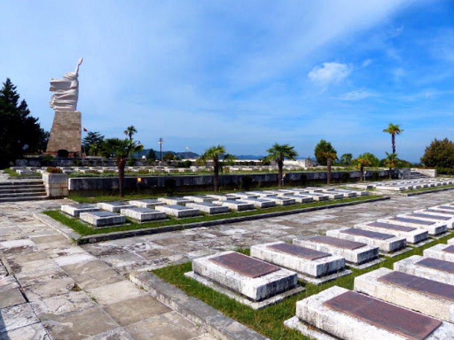 Vasili: Varrezat e dëshmoreve Tiranë në mjërim, përballë Memorialit të Adem Jasharit, që ndrin!
