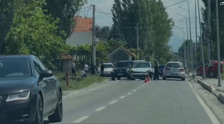 VIDEO/ Aksident i frikshëm në aksin Lezhë-Shëngjin, dy makina përplasen 'kokë më kokë' 