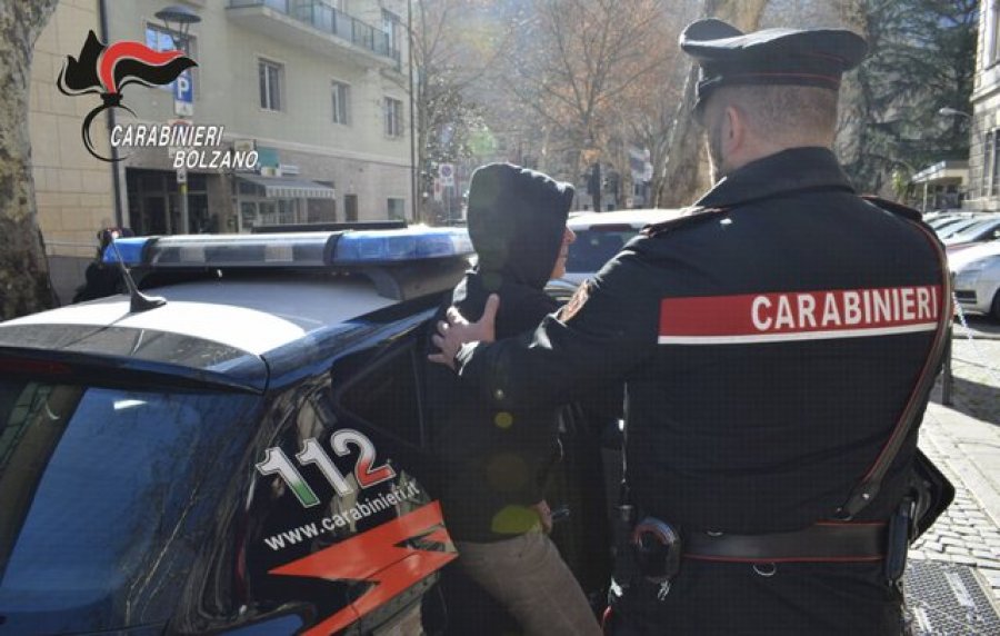 “Grabitën 100 mijë €”/ Zhvatnin supermarketet në Itali, karabinierët arrestojnë 2 shqiptarët