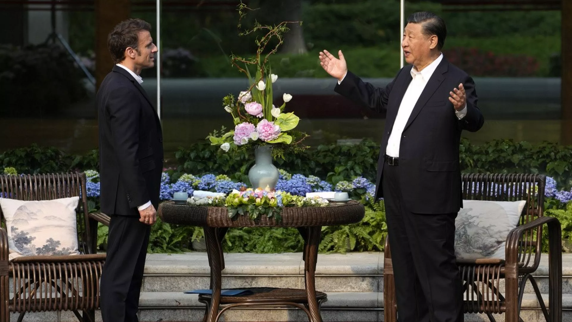 Macron dhe Presidenti i Kinës bisedojnë për tregtinë gjatë vizitës në Paris, ndërkohë që tensionet ziejnë