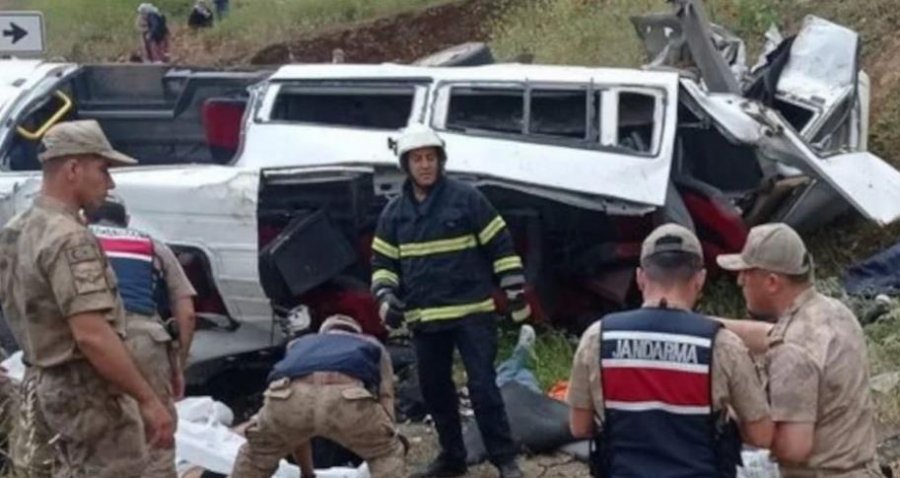 Aksident tragjik në Turqi/ Minibusi përplaset me betonieren, 8 të vdekur dhe 11 të plagosur