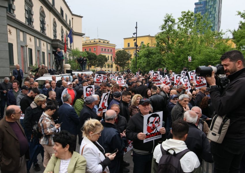 Vjedhjet me 5D të Veliajt/ Opozita sërish në protestë para Bashkisë së Tiranë