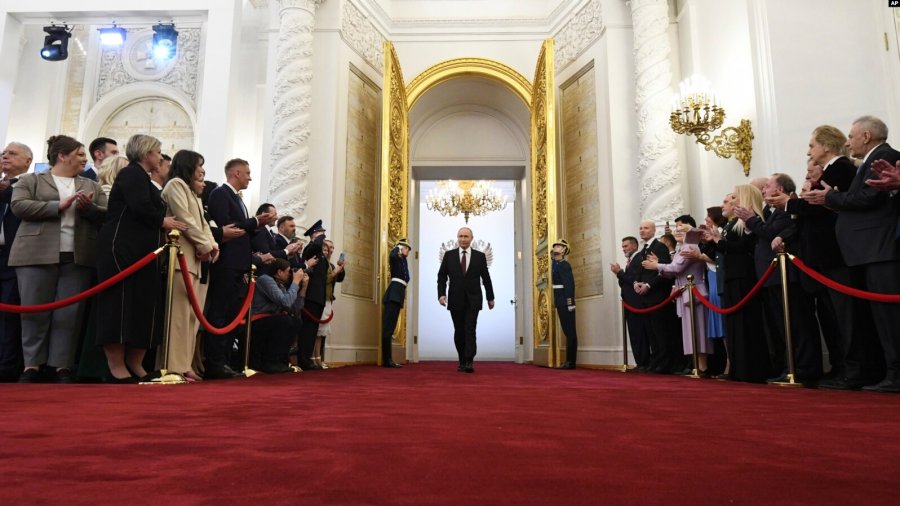 FOTO/ Putini betohet dhe fillon mandatin e pestë si president