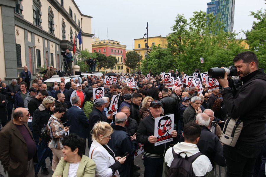 Vjedhjet me 5D të Veliajt/ Opozita sërish në protestë para Bashkisë së Tiranë
