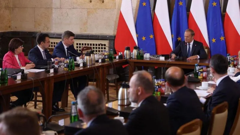 Aferë spiunazhi në Poloni, zbulohen pajisje përgjimi në sallën e mbledhjes së ministrave, dyshime te…