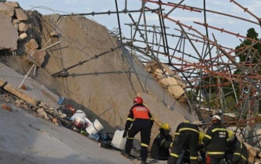 Shembja e ndërtesës në Afrikën e Jugut/ Shtatë të vdekur, rreth 40 të tjerë të bllokuar në rrënoja