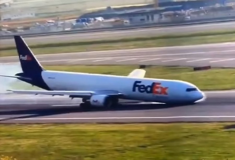 VIDEOLAJM/ Momenti dramatik kur aeroplani ulet me ''kokë' në pistë