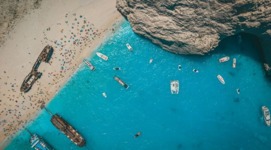 Një nga plazhet më të bukura greke mbetet i mbyllur për vizitorët këtë vit