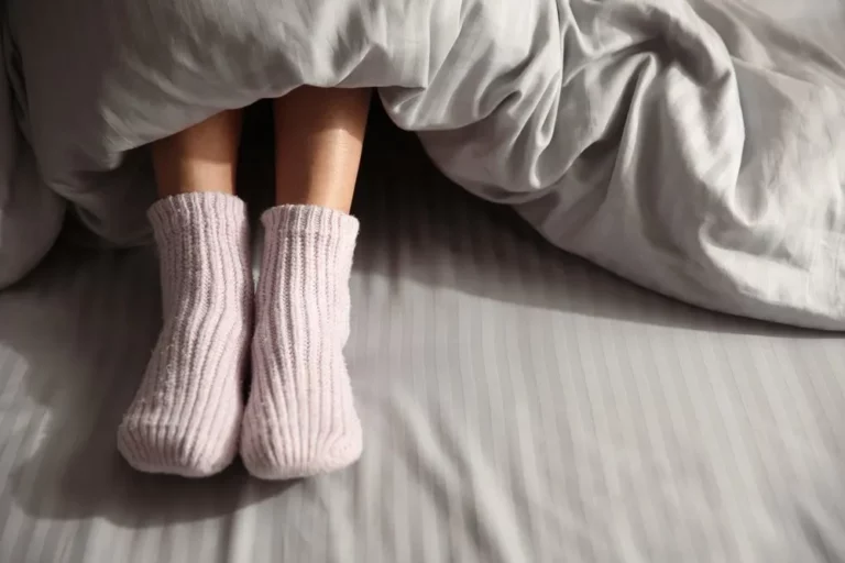 Ja çfarë të mire përfitoni, kur flini me çorape gjatë natës