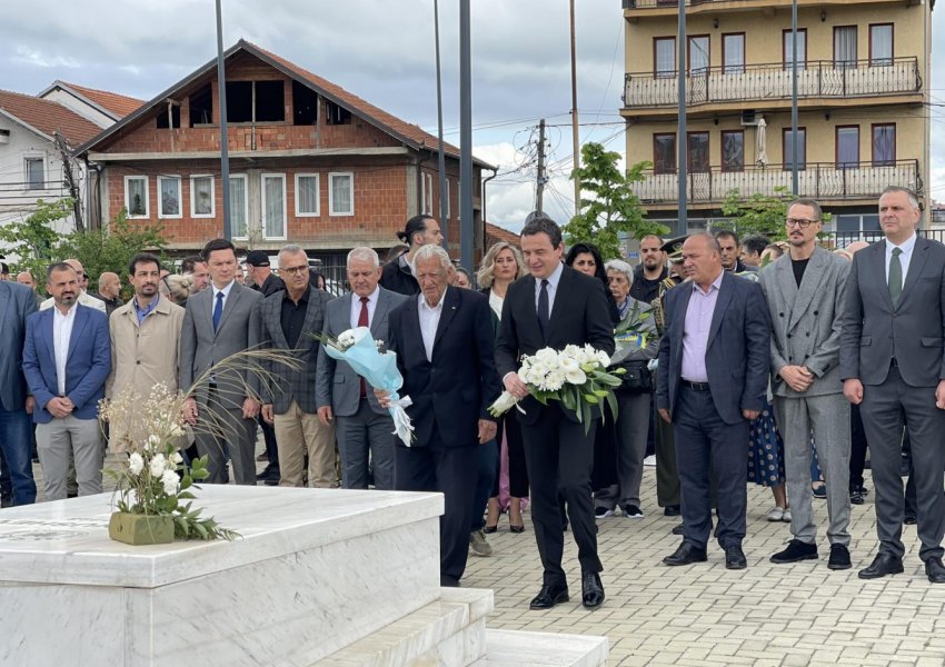 Kryeministri Kurti bën homazhe te varret e Ilir Konushevcit dhe Hazir Malajt