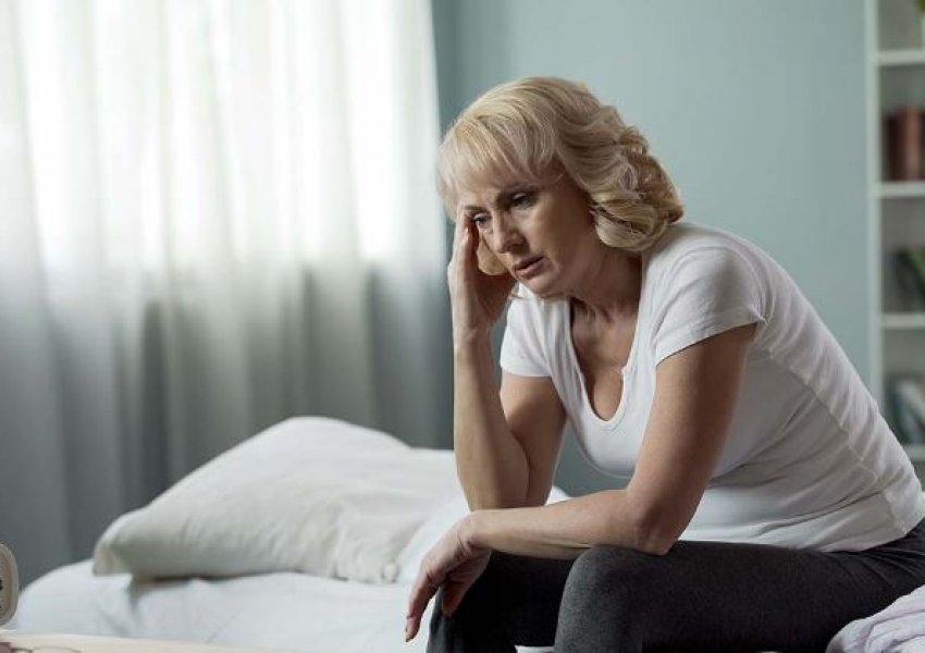 Menopauza dhe ndikimi në trupin e gruas, ja dy rreziqe serioze për shëndetin kur është e parakohshme