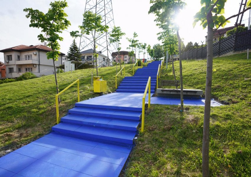 Shkallët ikonike të Arbërisë vishen me ngjyrat e flamurit të Bashkimit Evropian