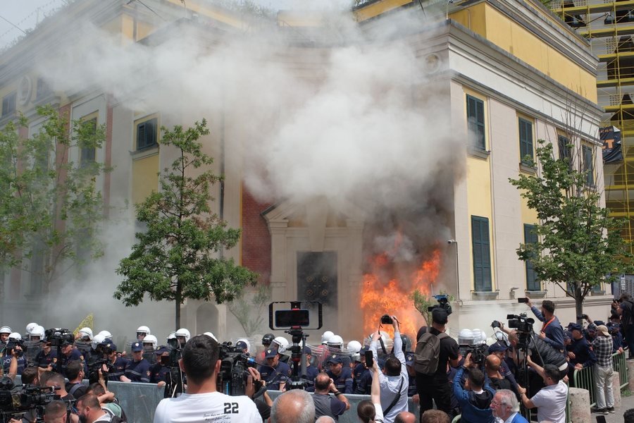 Protesta para Bashkisë së Tiranës, policia ndalon 48-vjeçarin nga Kruja