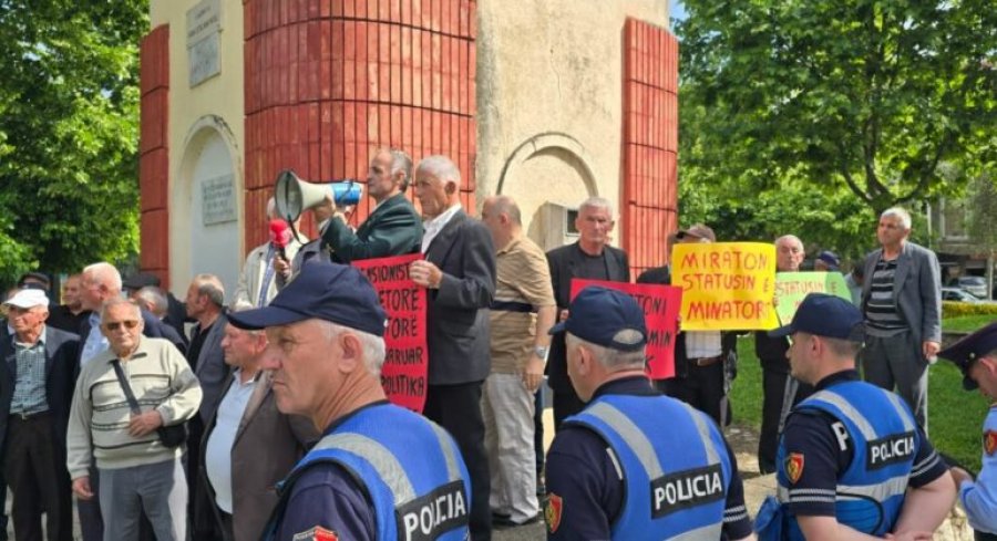 Minatorët protestë para Kuvendit: Përkojnë miratimin e statusit të veçantë, pensionet nuk na dalin as për ilaçe