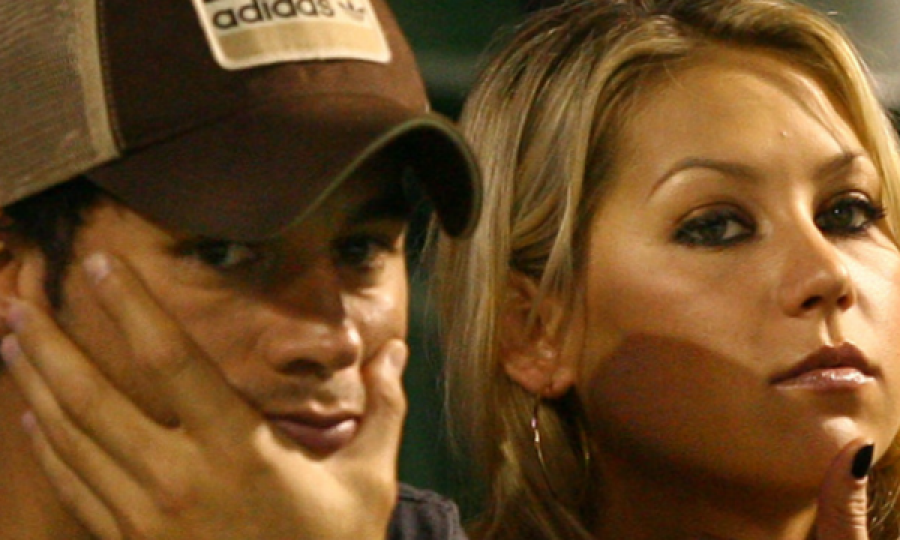Enrique Iglesias zbulon mendimet e gruas së tij kur puthet me fansat