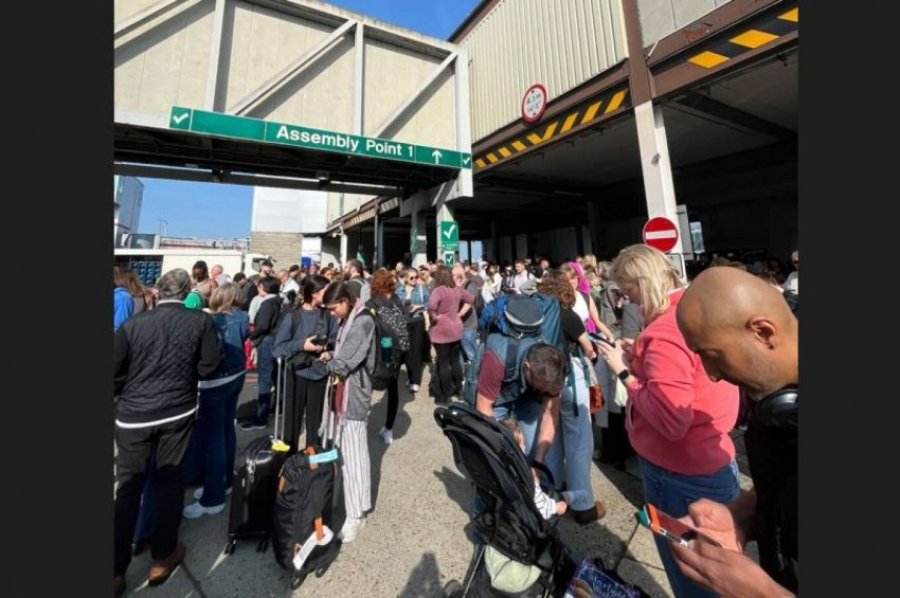 Kaos në aeroportin e Londrës pas alarmit për zjarr, evakuohen udhëtarët! Vonohen fluturimet