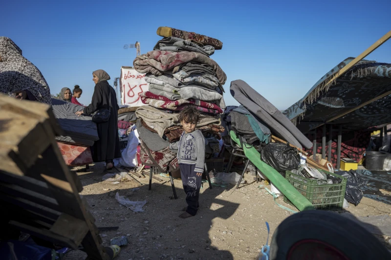 Palestinezët ikin prej kaosit dhe panikut në Rafah pas bllokimit të pikës kufitare nga Izraeli