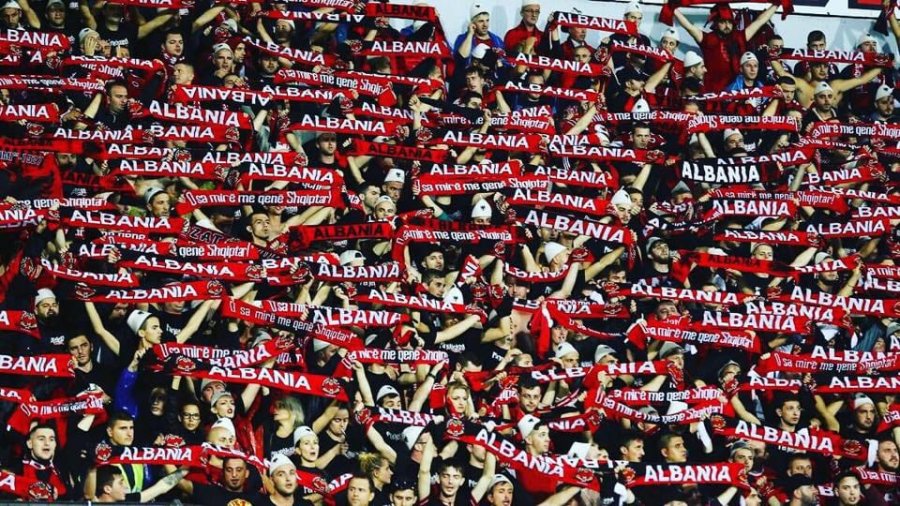 ‘Tifozat Kuq e Zi’ reagojnë ashpër pas kandidaturës së Shqipërisë me Serbinë