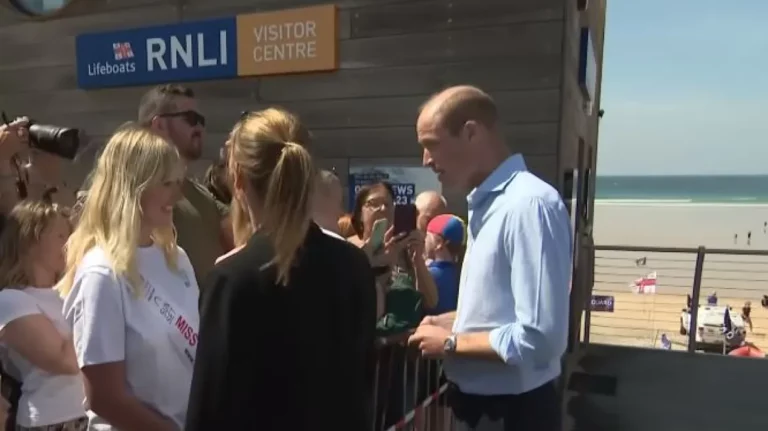 Video/ Gruaja i kërkon Princit William një puthje, ja si reagon ai