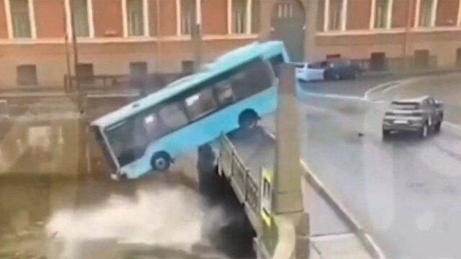 Shën Petersburg/ Autobusi me pasagjerë përfundon në lumë, 3 të vdekur, arrestohet shoferi 