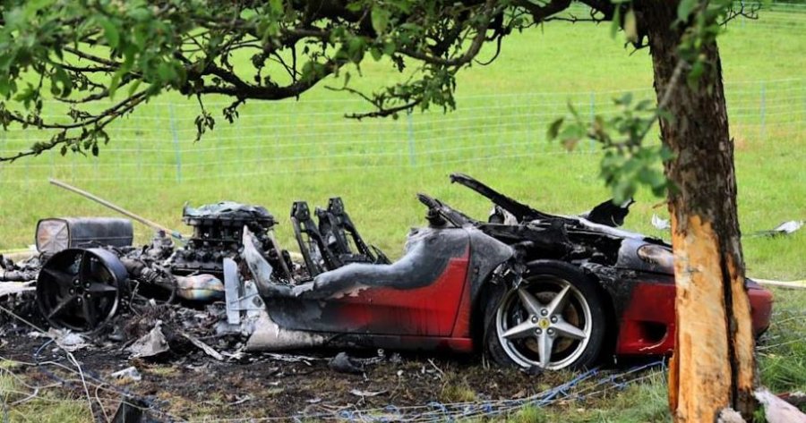 ‘Ferrari’ përplaset me pemën dhe shpërthen në flakë, shpëtojnë shoferi e pasagjeri