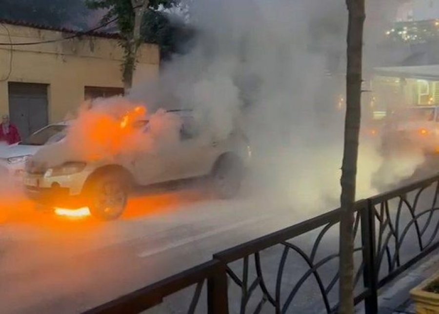Digjet makina te ‘Rruga e Kavajës’, tymi mbulon zonën