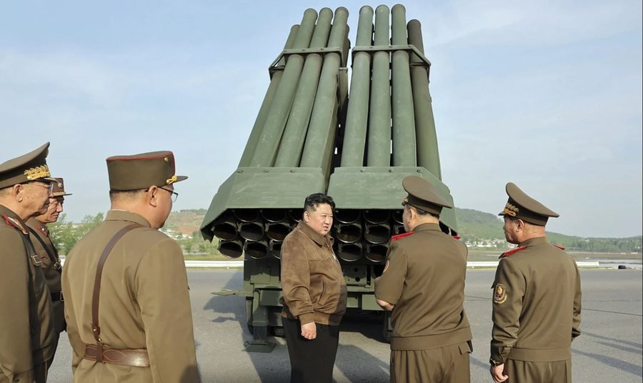 Kim Jong Un mbikëqyr testin e fundit të raketës së re të shumëfishtë