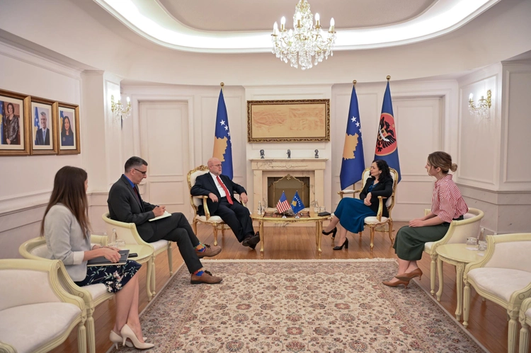 Pas letrës në KiE, presidentja Osmani takoi ambasadorët Hovenier dhe Rohde