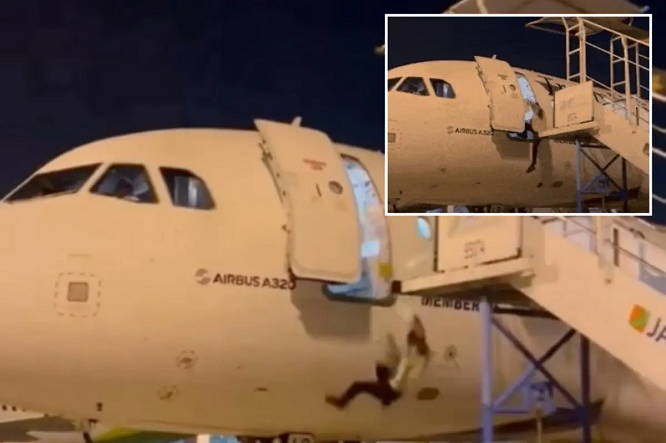 VIDEO/ Momentet shokuese kur punonjësi bie nga dera e avionit kur nuk kuptoi se shkallët ishin larguar 
