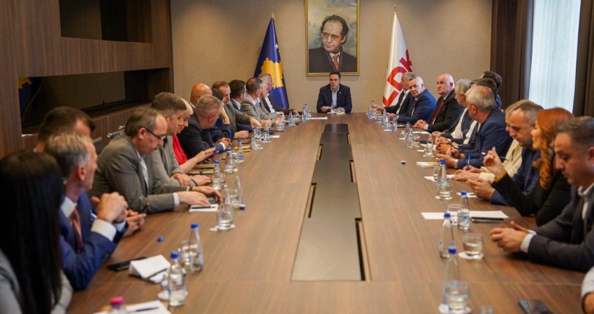 Aderime të disa analistëve para zgjedhjeve? LDK thërret konferencë për media