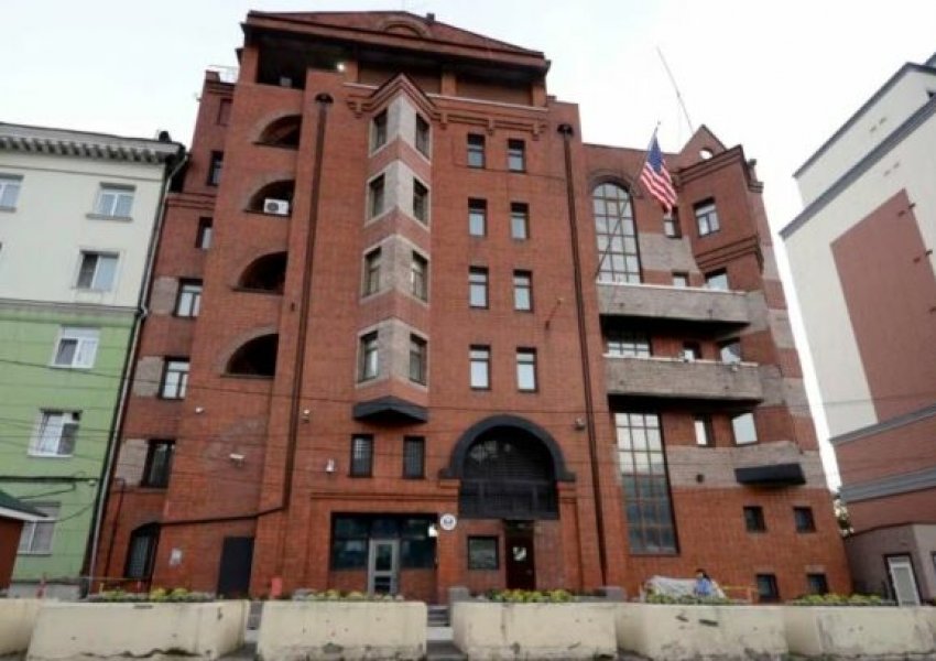 ‘Bashkëpunoi me një shtet të huaj’/ Gjykata ruse dënon me rreth 5 vite burg ish-punëtorin e konsullatës amerikane