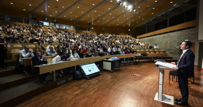 Kurti u thotë studentëve në Zvicër: Kemi përmirësuar jetën e qytetarit mesatar të Kosovës