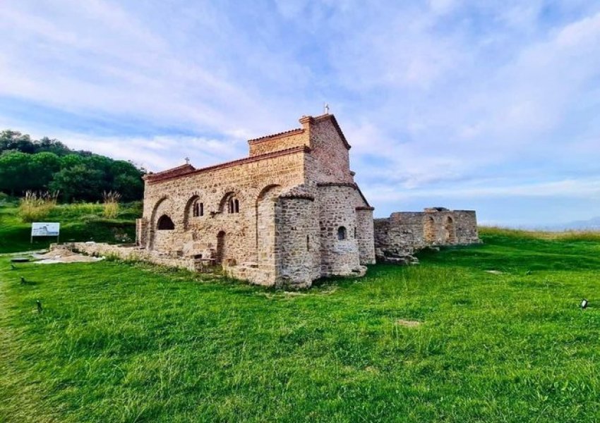 FOTO/ Shqiponja dykrenare dhe një kalorës, zbulimet e reja në Kishën e Skënderbeut në Kepin e Rodonit