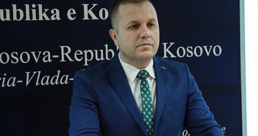 Sallahu “godet” PDK-në dhe AAK-në me disa statistika për pasurinë e konfiskuar dhe pyet: A po e vëreni dallimin?