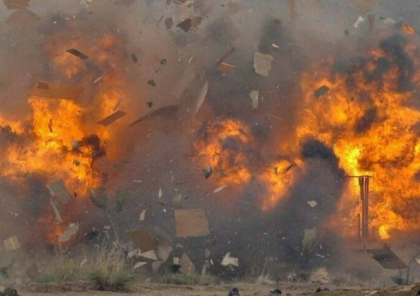 Një bombë në anë të rrugës që synonte policinë vret 8 persona, përfshirë 5 fëmijë në Pakistan