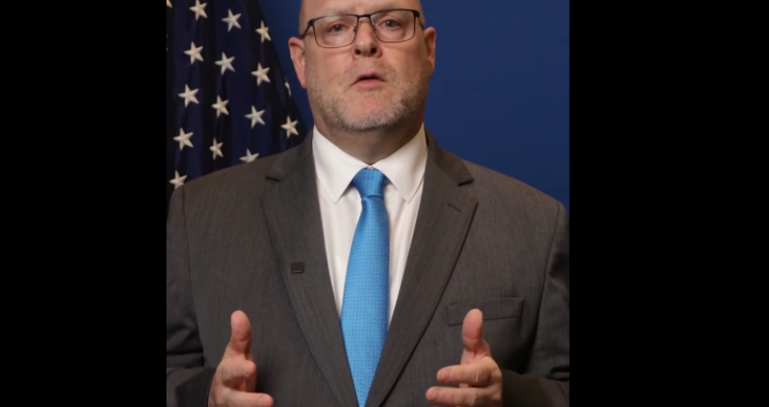 Hovenier ndan mesazh nga Prishtina për zgjedhjet amerikane presidenciale 