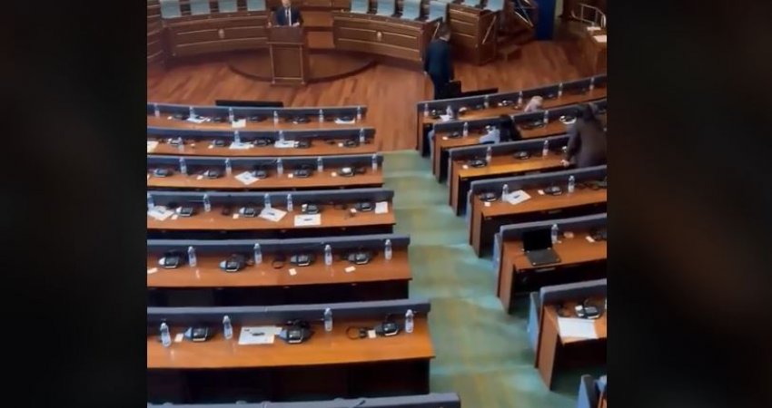 VV lëshon sallën, pasi Valon Ramadani kreu fjalimin për RTK-në 