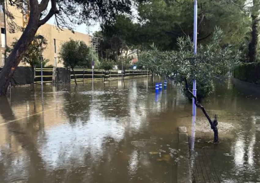 VIDEO/ Moti ekstrem në Barcelonë, shtëpia e Lewandowskit nën pushtetin e ujit