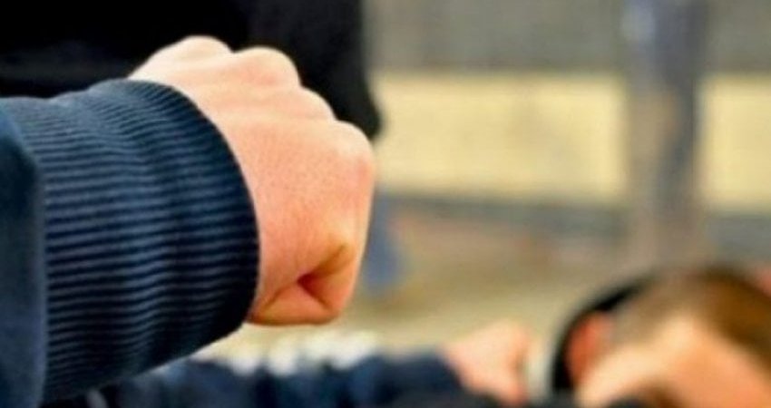 Përleshen katër vetë në Mitrovicë, njëri përfundon te mjeku   