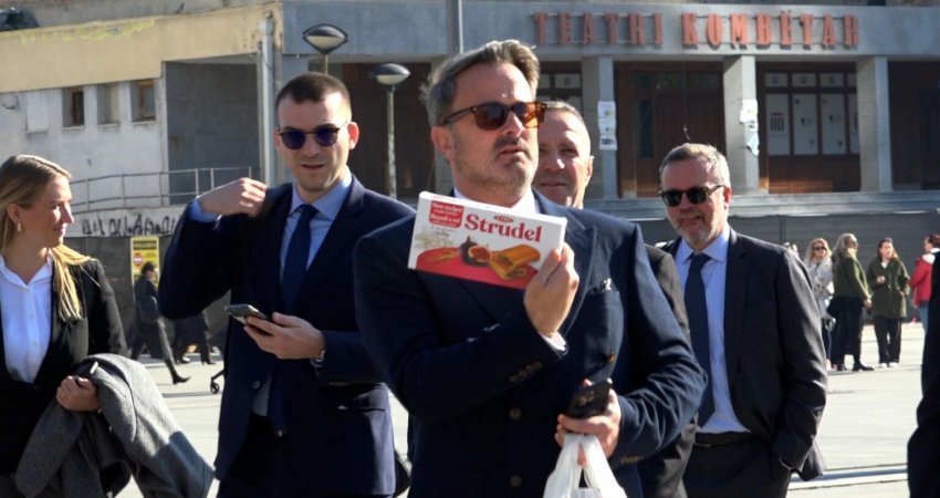 Bettel s’shkon te Kurti duarthatë, e mbush një qese me prodhime vendore