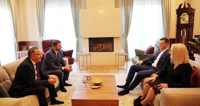 Hamza viziton familjen e Thaçit dhe Veselit: Nëntorët e viteve të fundit s’janë si më parë
