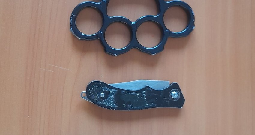 Mitrovicë: Policia kontrollon shkollat, në posedim të nxënësve gjen tre thika dhe dy boksa të hekurit