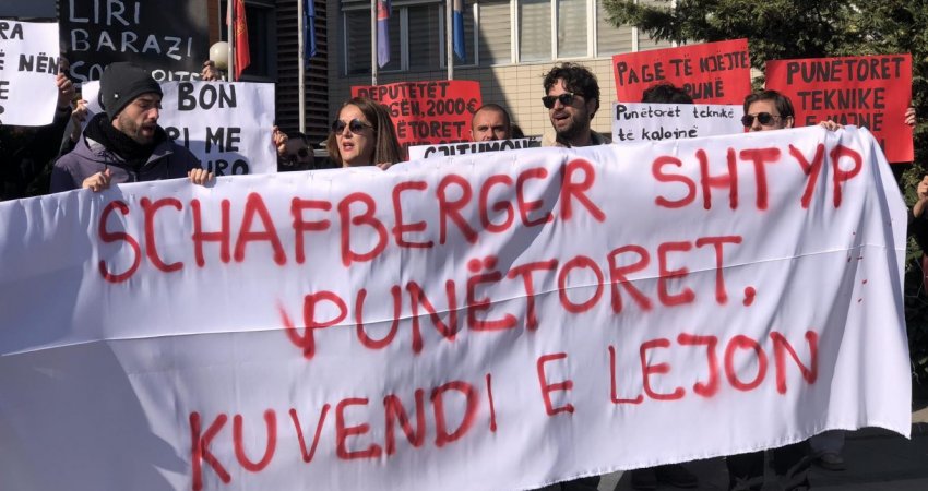 Protestohet në mbështetje të punëtoreve teknikë: “Punëtoret nuk janë mall”