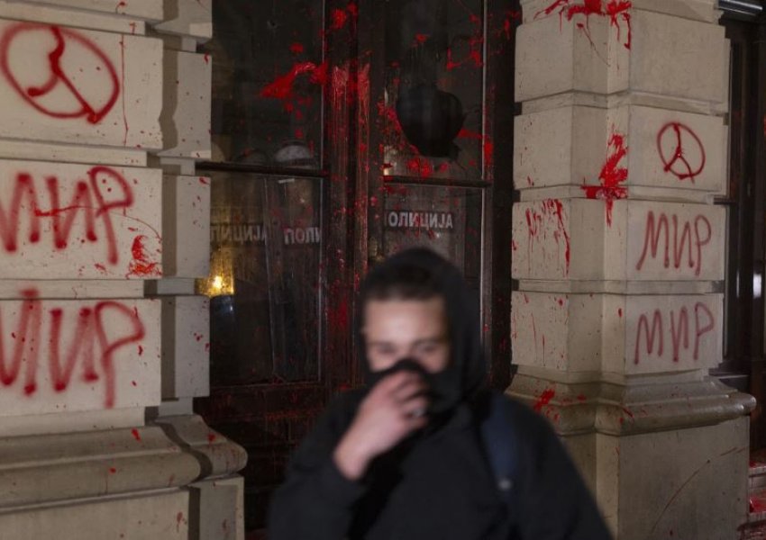 Nëntë të arrestuar në Serbi gjatë protestës për shembjen vdekjeprurëse të çatisë