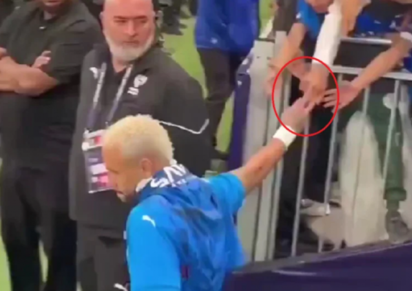 VIDEO/ Momenti kur tifozi i vjedh Neymarit unazën nga gishti, e nxjerr direkt në shitje