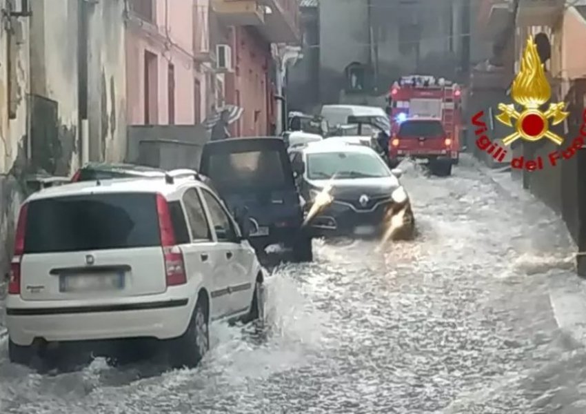 Pas Spanjës, përmbytjet afrohen në Itali, rrugët kthehen në lumenj në Katania