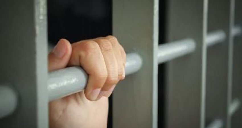 I vazhdohet paraburgimi të dyshuarit për ngasje në gjendje të dehur dhe posedim të narkotikëve