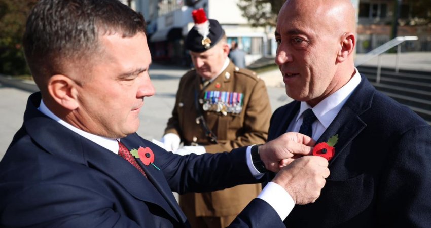 Haradinaj nderon ushtarët britanikë të rënë në Kosovë