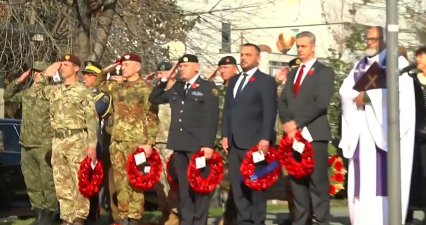 Maqedonci dhe Jashari nderojnë 14 ushtarët që vdiqën gjatë shërbimit të tyre në Kosovë