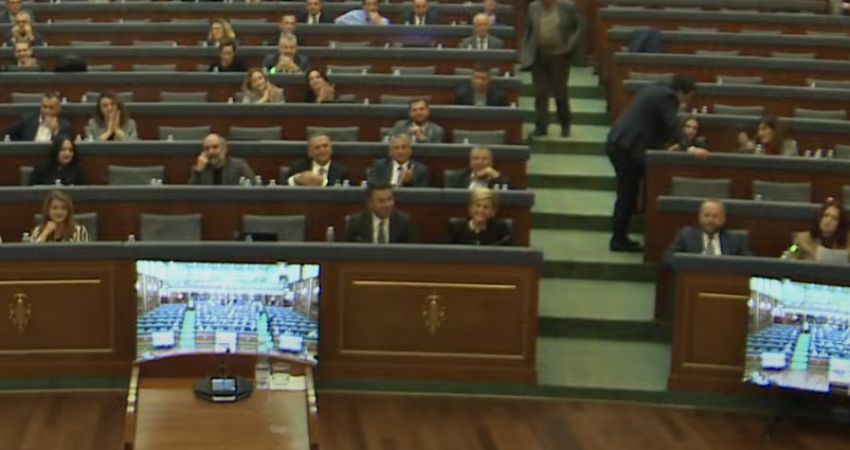 Kusari kthehet në Kuvend pak ditë pasi u operua nga kanceri në gji